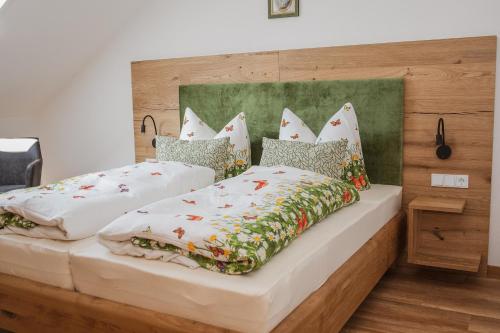 韦格沙伊德Ferienhof Naderhirn - Bauernhof的一间卧室配有两张带枕头的床