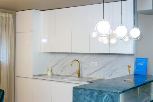 布德瓦Villa M&M的厨房配有白色橱柜和大理石台面