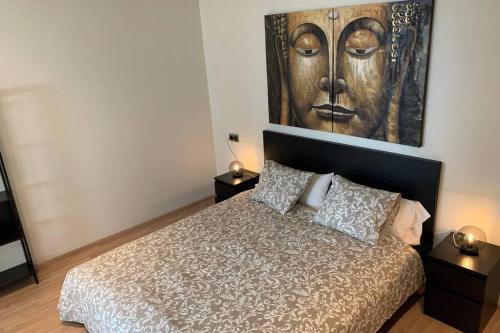 多列毛利诺斯Maravilloso piso en Torremolinos, Costa del Sol的一间卧室配有一张壁画床