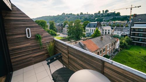 那慕尔Le duplex d'Albert logement d'exception à Namur的阳台设有长凳,享有城市美景。