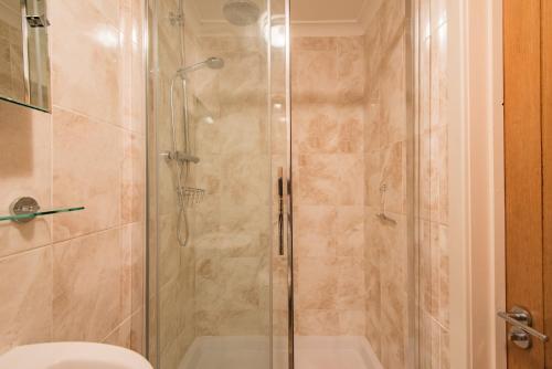 温厄姆The Roost by Bloom Stays的带淋浴的浴室和玻璃门
