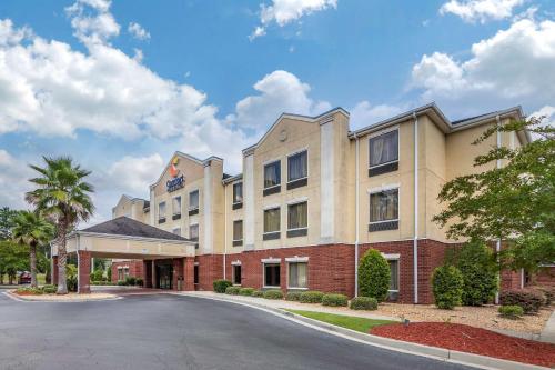 斯泰茨伯勒Comfort Inn & Suites Statesboro - University Area的酒店前方的 ⁇ 染