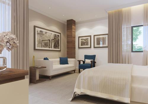 阿布贾Plush Hotel,Abuja的酒店客房设有床和客厅。