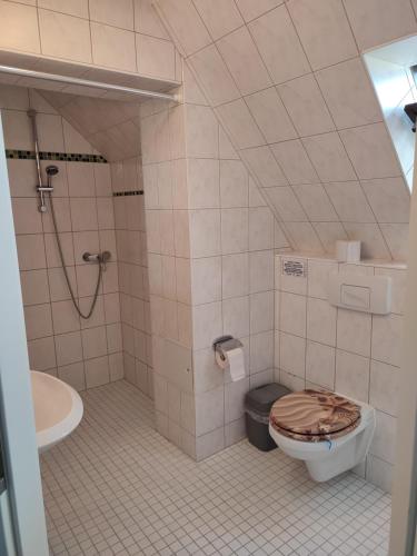哈弗尔河畔勃兰登堡Wunderschöne Ferienwohnung的一间带卫生间和淋浴的浴室