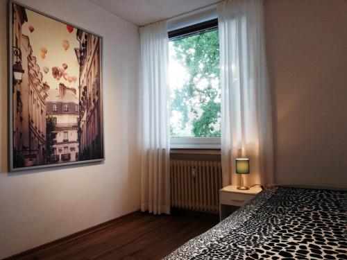 奥尔登堡Quartier am Campus的一间卧室设有一张床和一个大窗户