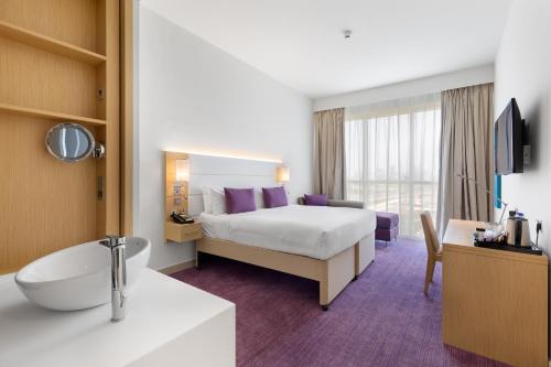 迪拜迪拜伊本·白图泰购物中心普瑞米尔酒店的一间酒店客房 - 带一张床和一间浴室