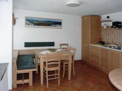 FeltroneCasa Vacanze IL BEARČ的厨房配有桌椅
