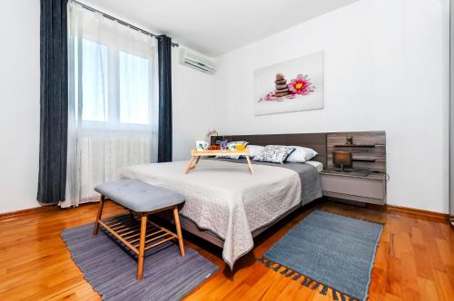 罗维尼Apartment & Rooms Graciela的一间卧室配有一张桌子和一张床铺