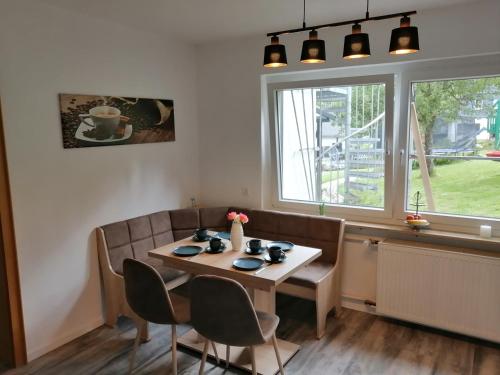 温特贝格Apartment am Felsen Züschen的一间带桌椅和窗户的用餐室