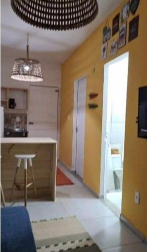 巴伊亚福尔莫萨Formosinha的客房设有带柜台和桌子的厨房