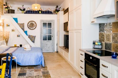 莫诺波利Home Bibi的一间带床和楼梯的小厨房