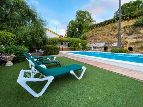 科尔多瓦La Buganvilla的游泳池旁的绿色和白色躺椅