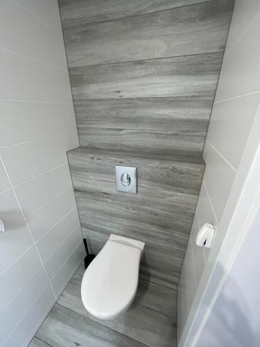 弗瓦迪斯瓦沃沃Domki Norda II的浴室设有白色卫生间和木墙