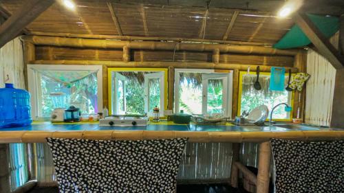 莫姆皮切Raices Mompiche的厨房配有带水槽和窗户的柜台。