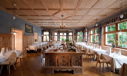圣马蒂诺-因巴迪亚奥斯塔瑞亚波斯塔酒店的一间设有白色桌椅的用餐室