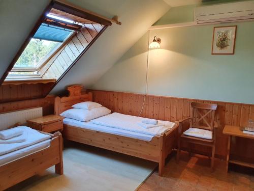 Fertőboz博兹罗兹班西欧酒店的一间卧室设有两张床和窗户。