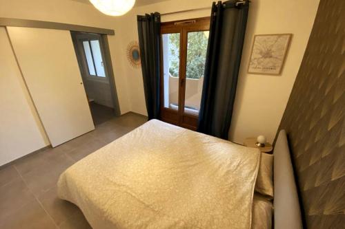 普罗旺斯艾克斯Appartement T2 Cosy sur Aix的一间卧室配有一张床和一面大镜子