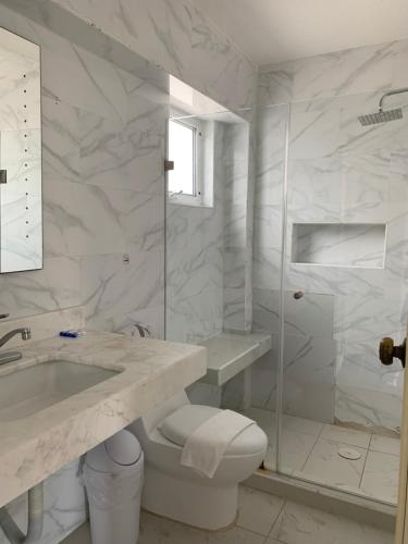 普拉亚卡门CASA BARKA的浴室配有卫生间、盥洗盆和淋浴。