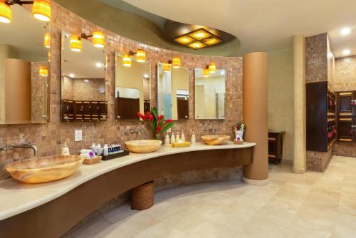 新巴利亚塔Villa La Estancia Beach Resort & Spa Riviera Nayarit的浴室设有2个水槽和2面镜子