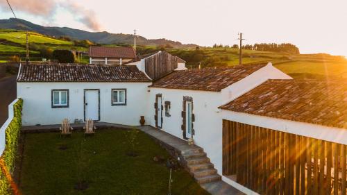 诺德什蒂Casas da Chaminé Eco Country Lodge的享有白色房子空中美景,设有庭院