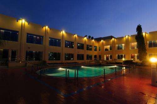锡卜拉米梦想度假村的一座大型建筑,晚上设有游泳池