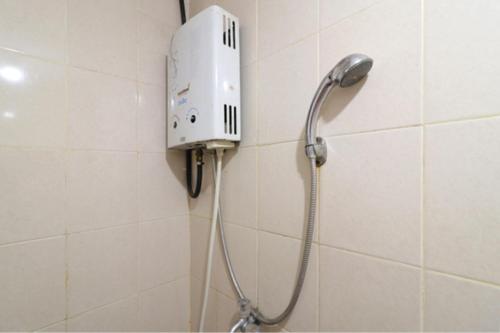 雅加达桑特公园景阿达鲁公寓的带淋浴喷头的浴室