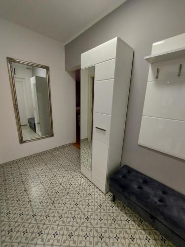 斯雷姆斯卡米特罗维察Apartman Jelena的一间设有镜子和白色梳妆台的房间