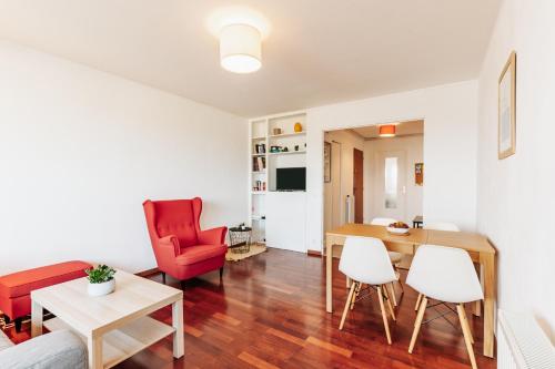 库尔瑟勒·苏尔·梅尔Gwenhen - Appartement vue mer的客厅和带桌椅的用餐室