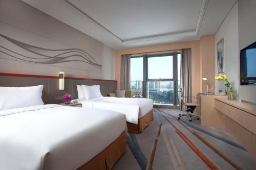 苏州苏州汇融广场假日酒店的酒店客房设有两张床和电视。