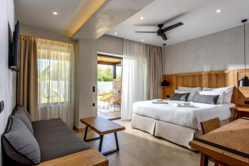 玛利亚AneSea Hotel的卧室配有一张白色的大床和一张沙发。