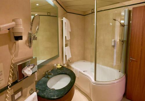 巴列塔尼科泰尔巴列塔酒店的一间带卫生间和淋浴的小浴室