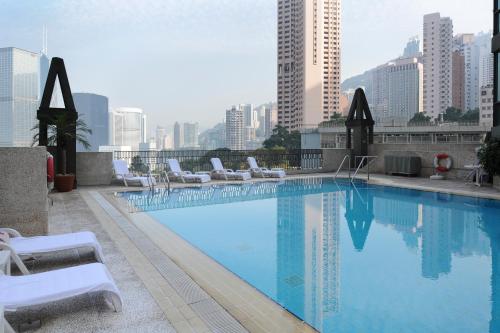 香港宏基国际宾馆的大楼屋顶上的大型游泳池