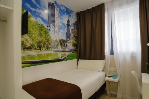 马德里Hotel BESTPRICE Alcalá的卧室配有白色的床和窗户。