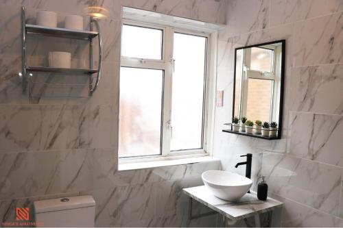Modern Newgate Apartments - Kingsbury Underground, All Local Amenities on Your Doorstep的一间浴室