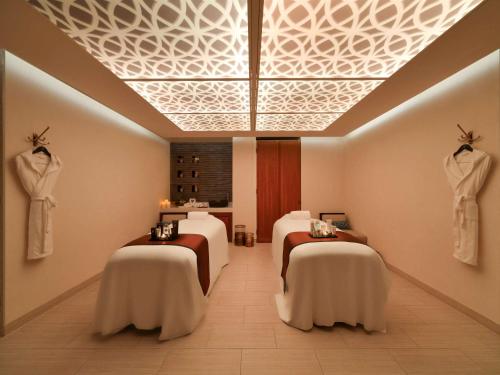 多哈Alwadi Hotel Doha - MGallery的一间设有四张床的spa室
