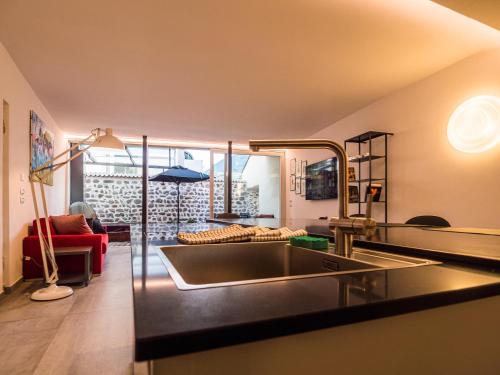 梅拉诺Sweet Piccolo Loft in centro con incantevole idromassaggio的一个带水槽的厨房和一间客厅