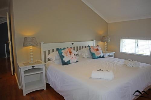 普利登堡湾The Dunes 6的卧室配有白色的床和2个枕头