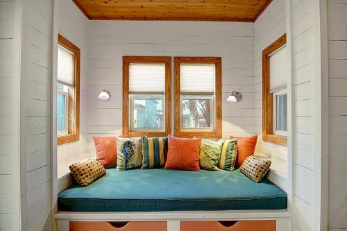 阿兰瑟斯港Coral Paradise 27VW的两扇窗户的房间里长凳