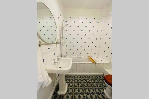 埃克塞特NomiHomes-Otis House-Free Parking x 2-Central -10ppl的白色的浴室设有水槽和镜子