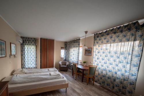 布达佩斯卡罗来林纳公寓的一间卧室配有一张床和一张桌子