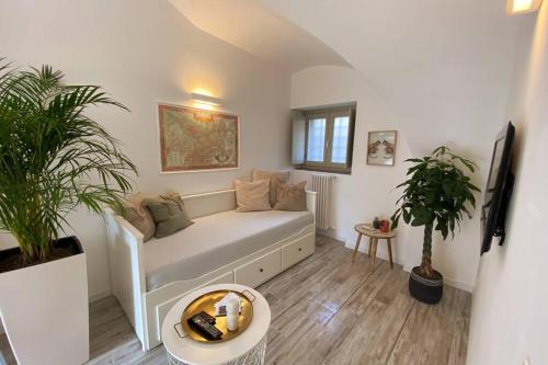 贝加莫Casa Meraki - Apartment的客厅配有白色沙发和植物