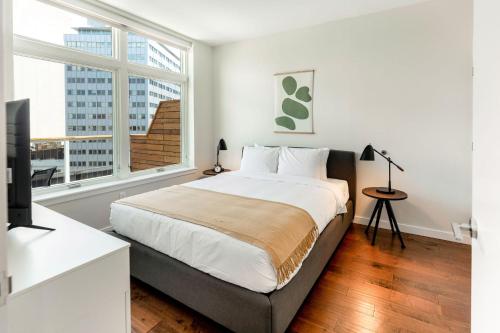 Kislak 604 1BR Penthouse with Stunning Rooftop Terrace客房内的一张或多张床位