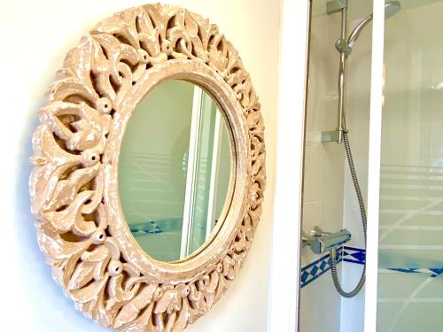 艾尔斯伯里Aylesbury Contractor & Staycation Home的浴室墙上挂着镜子