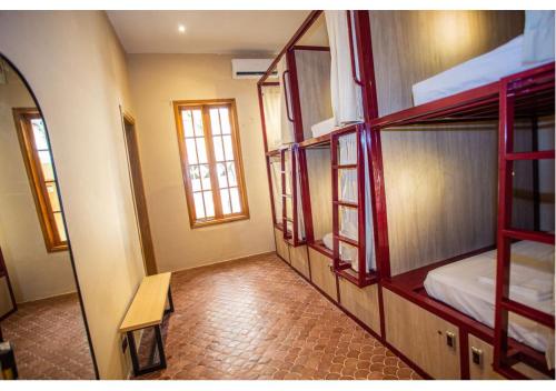 Viajero Santa Marta Hostel客房内的一张或多张双层床
