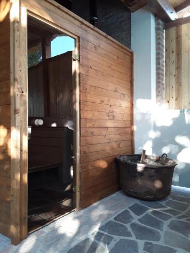 Borgoforte木和木旅馆的带浴缸和木墙的浴室