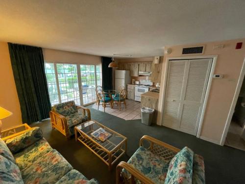 伊斯拉莫拉达Breezy Palms Resort的带沙发和椅子的客厅以及厨房。