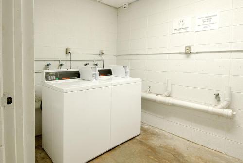 罗杰斯Town and Country INN的白色的客房设有盥洗盆和浴缸。