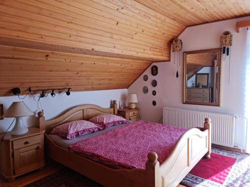 克拉尼斯卡戈拉Holiday House Jasna的一间卧室设有一张木天花板床。