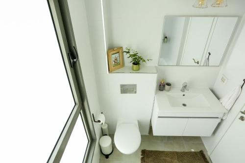纳哈里亚פנינה באכזיב- מול הים- achzivacation的浴室设有白色水槽和镜子