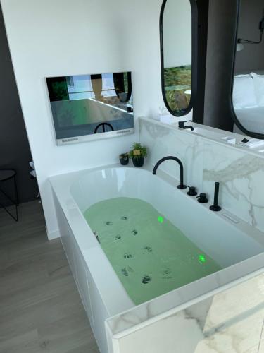 科克赛德Per Sea的白色的浴室设有浴缸和镜子